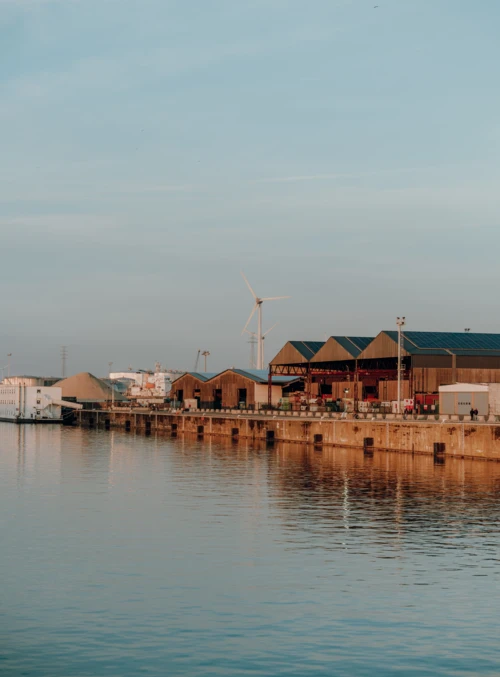 Foto van de magazijnen aan de Rigakaai in North Sea Port Gent.