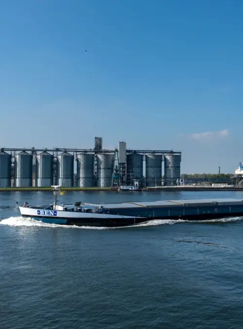Foto van een binnenvaartschip op het Kanaal Gent-Terneuzen in North Sea Port.