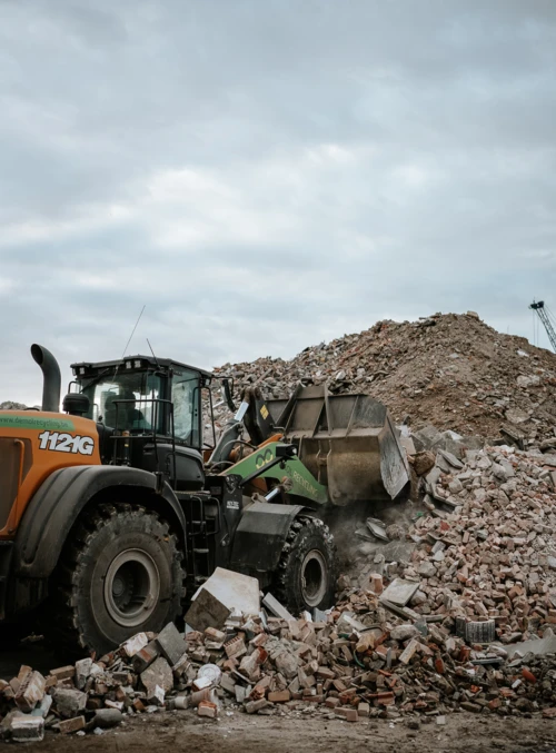 Foto van een bulldozer bij De Mol Recycling in het Gentse deel van North Sea Port.
