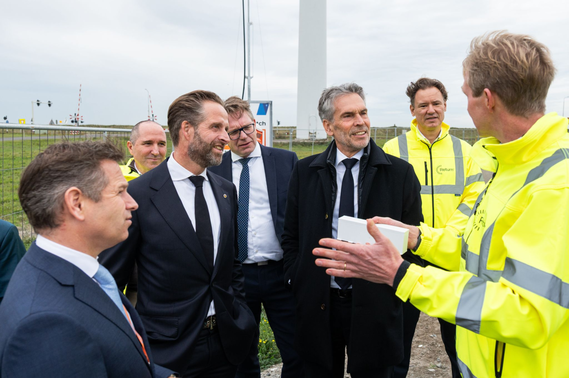 Photo of Prime Minister Dick Schoof with Return and North Sea Port representatives at the Mufasa battery park launch in Vlissingen.