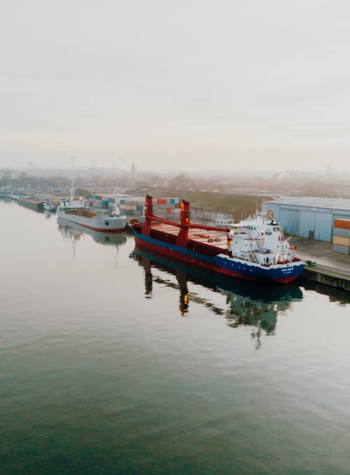 Picture of seagoing vessels at the Stukwerkers terminal in North Sea Port’s Ghent sub-area.