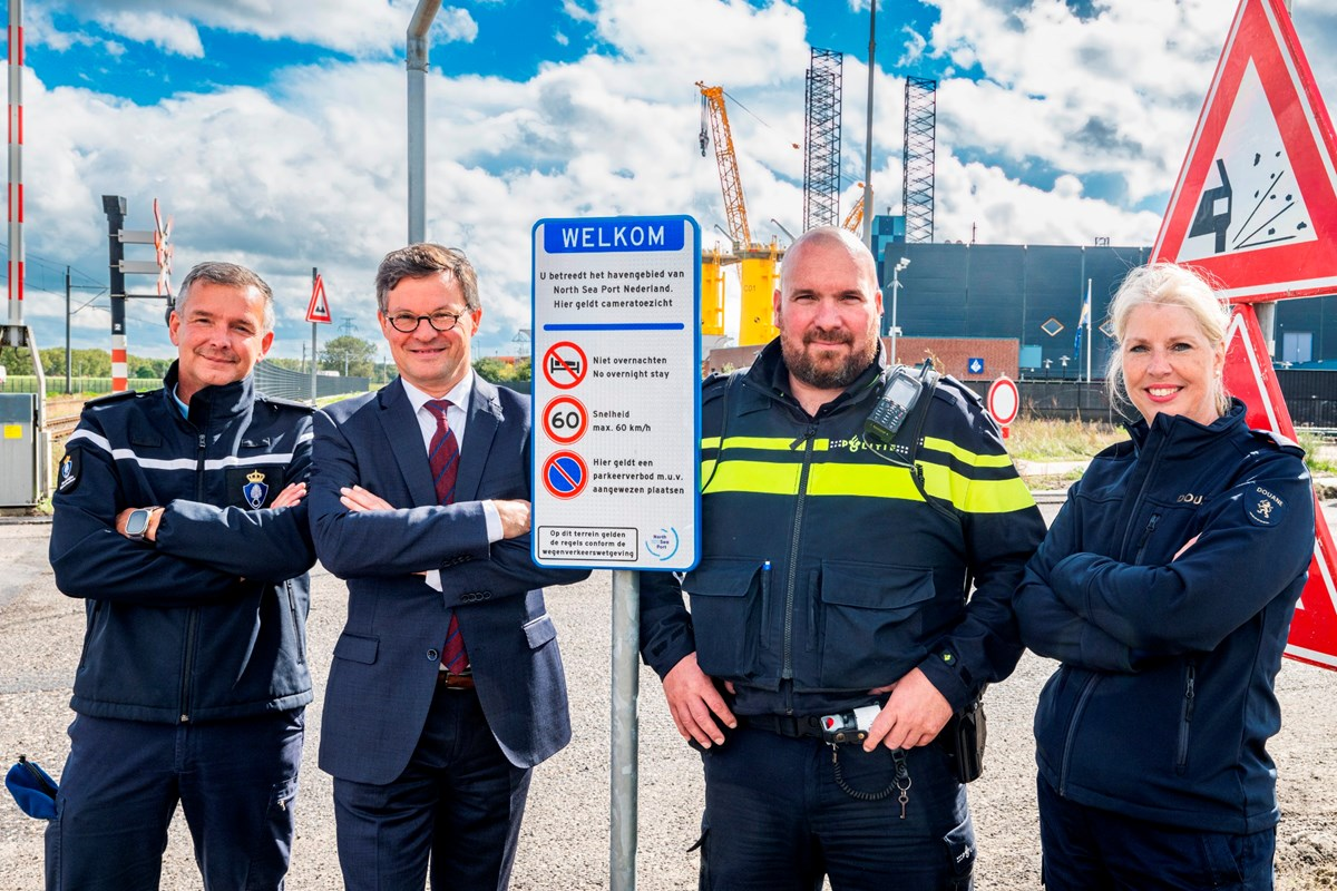 Group picture with sign and fencing in Vlissingen.﻿