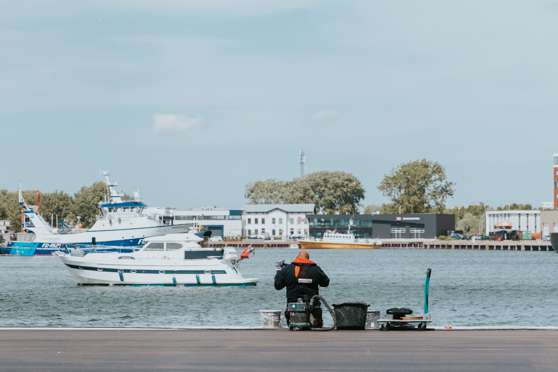 Picture of a diver during an inspection in the Vlissingen port area of North Sea Port.
