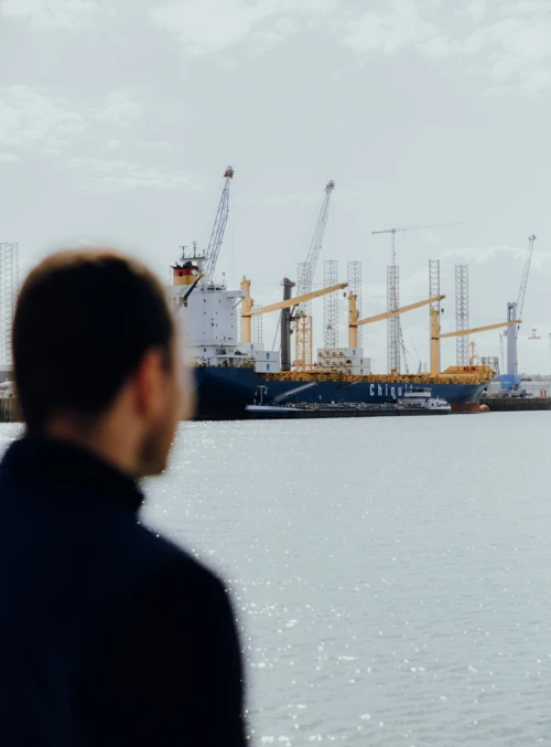 Picture of a reefer ship and bunker vessel at Lineage in North Sea Port’s Vlissingen sub-area.