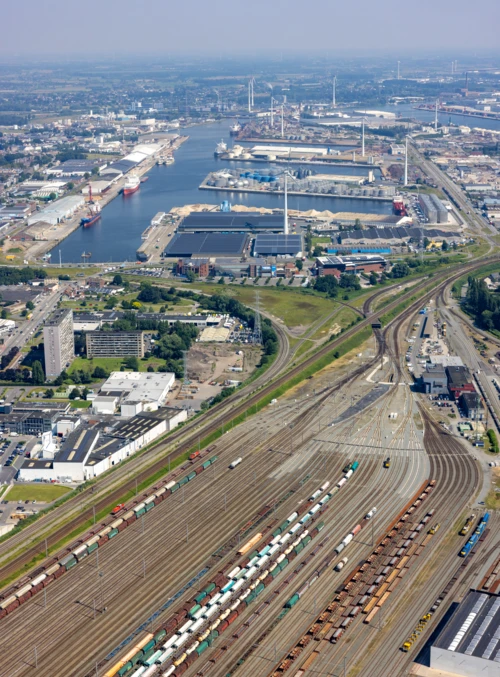 Foto van goederentreinen op de spoorwegbundel in North Sea Port Gent.